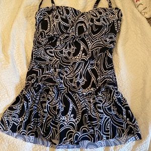 Black white 1 piece ruffle swimsuit